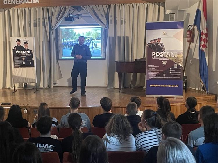 Slika \PU_V\vijesti\2024\Ivanec - zanimanje policajac\20240426_094209.jpg